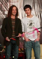 Wang Leehom and Kenny G in Taipei JDM050415wlhs.jpg