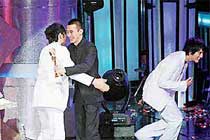 Jay Chou hugs Stanley Huang while LeeHom slinks offstage leehom.jpg